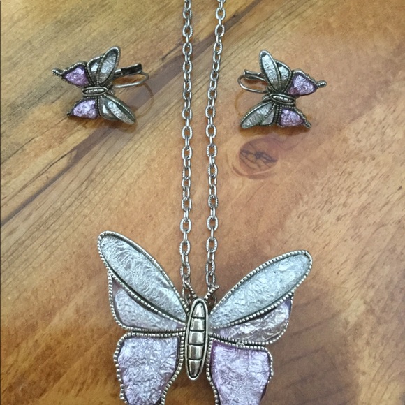 Beautiful Butterfly Necklace Matching Earrings - Picture 2 of 2